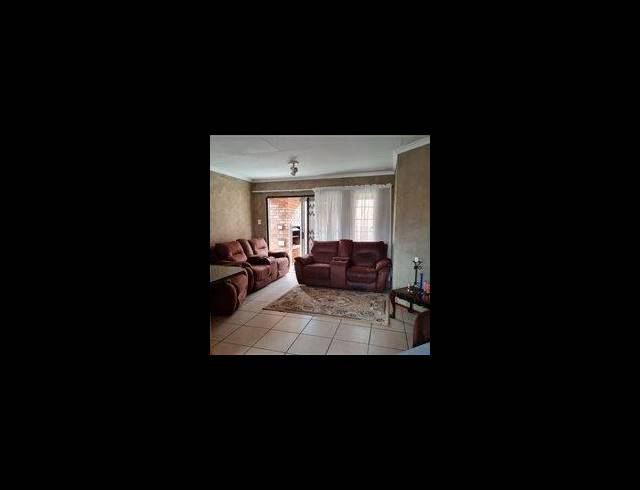 2 BEDROOM TOWNHOUSE FOR SALE IN ROOIHUISKRAAL NORTH